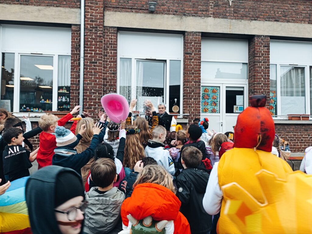 Pluie de paillettes sur les costumes du carnaval