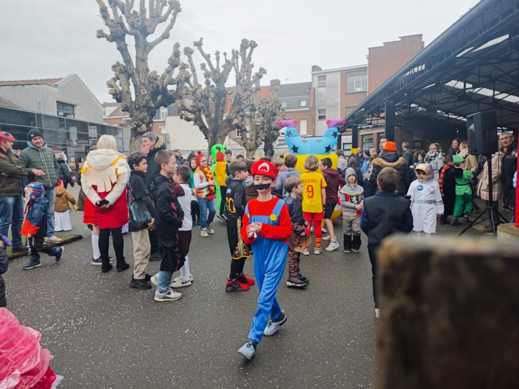 Cour remplie de costumes